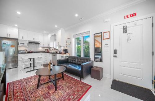 West Side Apartment | New laneway house near Airport, downtown, UBC