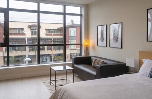 South Newton Condo | New Large Studio 2 beds + Free Parking
