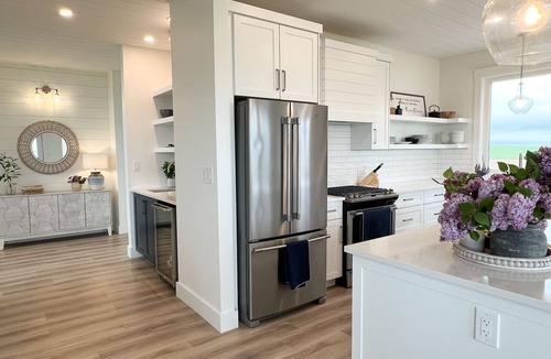 Sea View House | NEW Large upscale ocean view! Sunroom, hot-tub and 1 minute to amazing beach