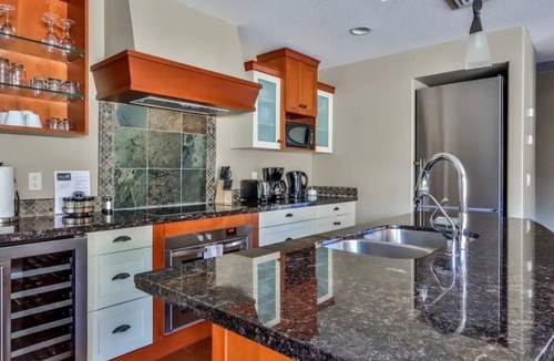 Cougar Creek Condo | New Listing ! Bright Corner 3BR Condo ✻ Family Friendly ✻ Park Pass
