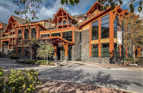 Cougar Creek Condo | New Listing ! Bright Corner 3BR Condo ✻ Family Friendly ✻ Park Pass