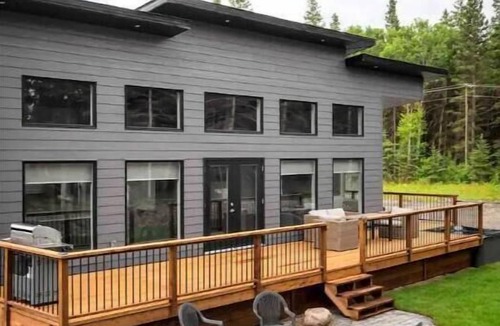 Strathclair Cabin | New luxurious 3 BR w/hot tub. Mins to Clear Lake!