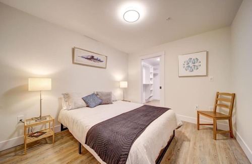 North End House | New Luxurious Modern 2BR Condo Sleeps 5 Coffee, AC, WIFI