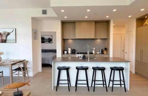 South Pandosy Apartment | New Luxury Beachfront Escape with Pool and Hottub