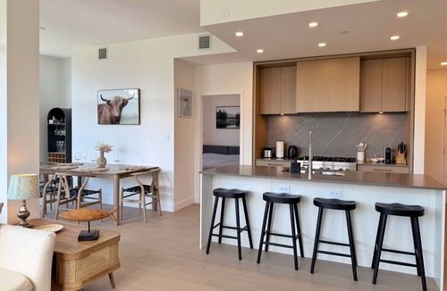South Pandosy Apartment | New Luxury Beachfront Escape with Pool and Hottub