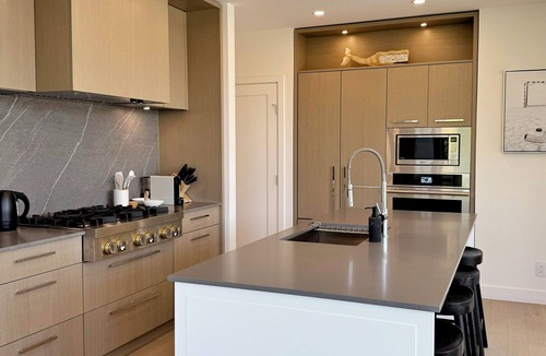 South Pandosy Apartment | New Luxury Beachfront Escape with Pool and Hottub