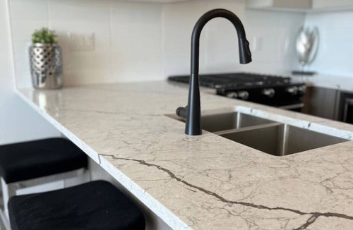 Hastings Condo | 📍 NEW Modern 1B|Comfort+Style| Centrally Located📍