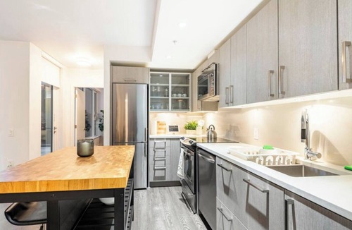 Downtown Eastside Apartment | New Modern, Large 1 Bedroom, 1 Bathroom + Work Space