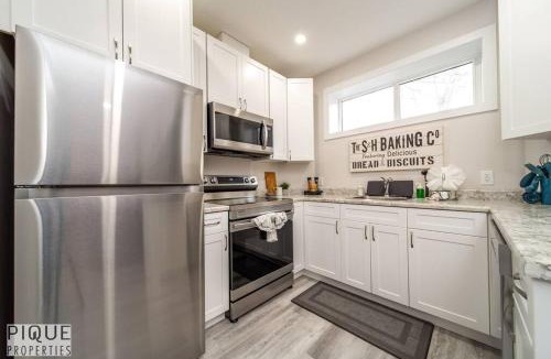 Old Strathcona Apartment | NEW, Mountain Chic Suite, Whyte Avenue, Netflix, WiFi, Sleeps 6