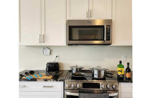 Thorold Villa | New Niagara Retreat - Entire Home, 15 min drive to Falls, Sleeps 9, 4BDR