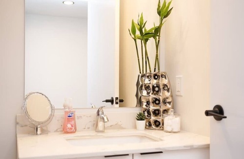 North End Condo | NEW Ocean Bay New Luxury Condo Sleeps 5 Parking, Coffee, AC
