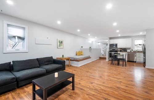 Winnipeg House | New Renovated Home With Jacuzzi