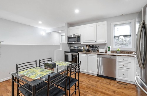 Winnipeg House | New Renovated Home With Jacuzzi