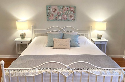 Valentia House | NEW!!! Spacious lakefront cottage close to Toronto