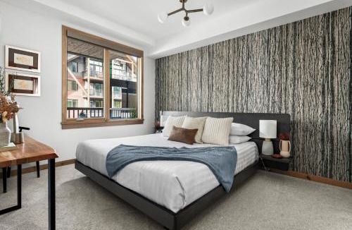 Canmore Apartment | NEW Spacious MTN View Condo, PRIME location with Hot Tub, Free National Park Pass, Huge Patio, BBQ, Sleeps 7