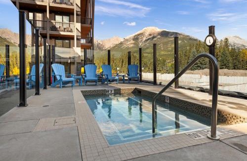 Canmore Apartment | NEW Spacious MTN View Condo, PRIME location with Hot Tub, Free National Park Pass, Huge Patio, BBQ, Sleeps 7