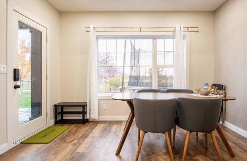 Silverado Apartment | New&Stylish&Cozy Suit near Spruce Meadows Sleeps 6- Backyard-EV