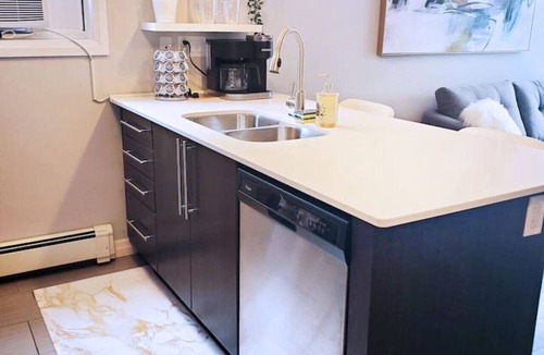 South London Apartment | NEW Stylish Wortley 1BR Suite