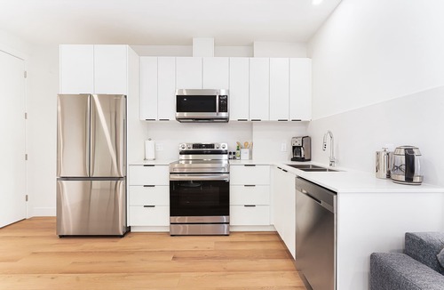 Lower Lonsdale House | NEWLY Built Cozy and Modern Guest Suite Retreat