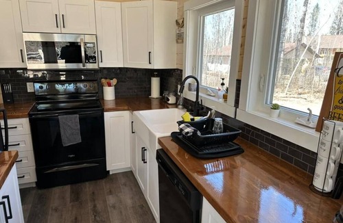 Wasagaming Cabin | Newly built luxurious cabin with hot tub, jacuzzi and bbq grill and fire-pit!