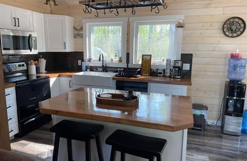 Wasagaming Cabin | Newly built luxurious cabin with hot tub, jacuzzi and bbq grill and fire-pit!