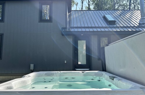 Wasagaming Cabin | Newly built luxurious cabin with hot tub, jacuzzi and bbq grill and fire-pit!