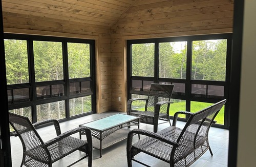 Flesherton Cottage | Newly-built Modern Farmhouse at Eugenia Falls