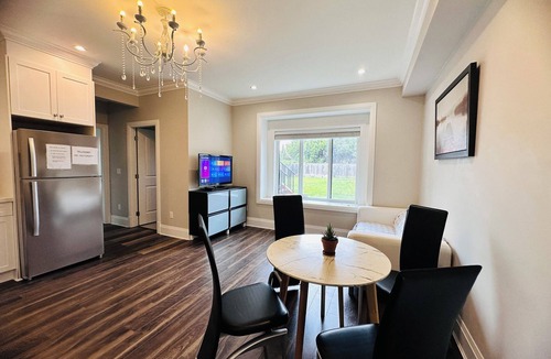 Richmond House | Newly Cozy private entrance 2 berm suite 10min to Designer Outlets