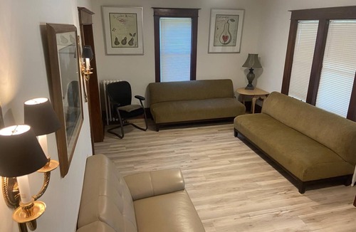 Niagara Falls House | Newly Listed 4-bedroom , 2 bath house with WiFi, AC 10 minute walk to the Falls!