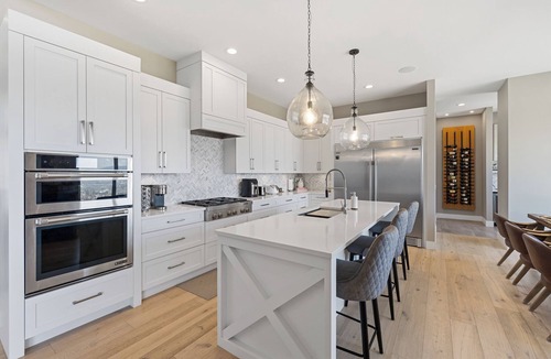 Southwest Mission House | Newly Modern House w/urban landscape of Kelowna!！