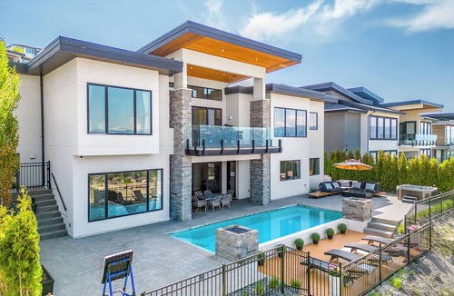 Southwest Mission House | Newly Modern House w/urban landscape of Kelowna!！