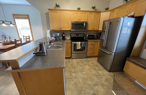 East Kootenay Condo | Newly redecorated condo right on the ski hill with private hot tub.