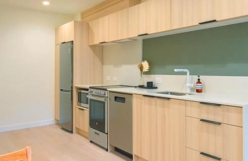Downtown Eastside Apartment | Newly Renovated 2 Bedroom Condo in Japantown! Near Railtown & Gastown!