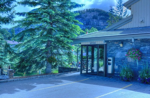 Banff Apartment | Newly Renovated, Bright Suite on Tunnel Mountain!
