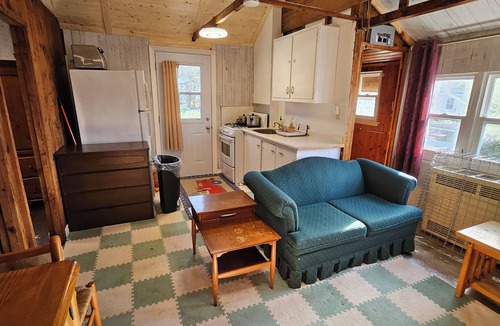 Lindsay Cabin | Newly Renovated 2 Bedroom Cabin - Sandy Beach/Firepit/Boating & More