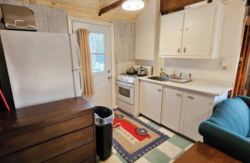 Lindsay Cabin | Newly Renovated 2 Bedroom Cabin - Sandy Beach/Firepit/Boating & More