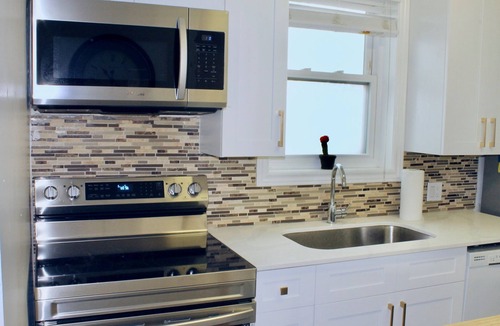 Six Points House | Newly Renovated Etobicoke 3BR/2Bath Urban Oasis w/Patio