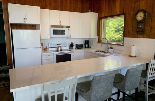 Honey Harbour Cottage | Newly renovated family cottage on Georgian Bay steps from Honey Harbourn