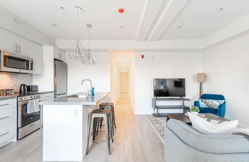 High Park-Swansea Apartment | NEWLY RENOVATED - Luxury 3BR Apartment - Steps to High Park!
