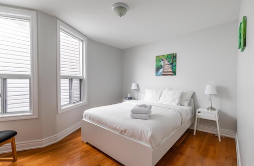Little Italy Apartment | Newly Renovated - Modern 3BR Apartment - Trinity Bellwoods!