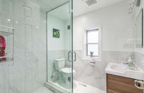 Little Italy Apartment | Newly Renovated - Modern 3BR Apartment - Trinity Bellwoods!