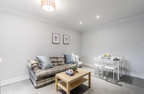 Little Italy Apartment | Newly Renovated - Modern 3BR Apartment - Trinity Bellwoods!