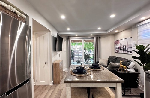 Aurora House | Newly Renovated! Modern & Cozy Aurora Secondary Unit