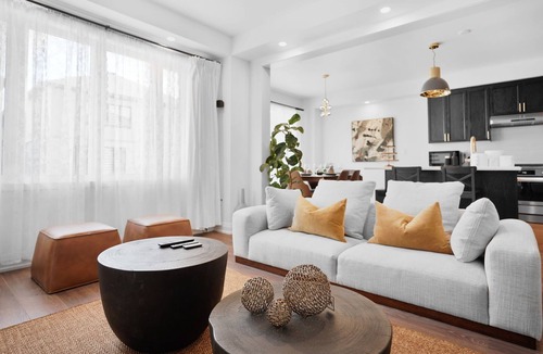 Thorold House | Newly Renovated Modern Home near Niagara!