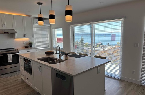 Powell River Apartment | Newly Renovated. Spectacular ocean view with gourmet kitchen.