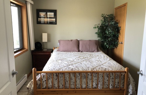 Eagle Bay House | NEWLY RENOVATED! Shuswap Lake, 3 BR, 2bath, private beach