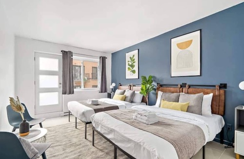 Milton Park Condo | NEWLY RENOVATED STUDIO, 2 queen size beds, 5 min walk to McGill