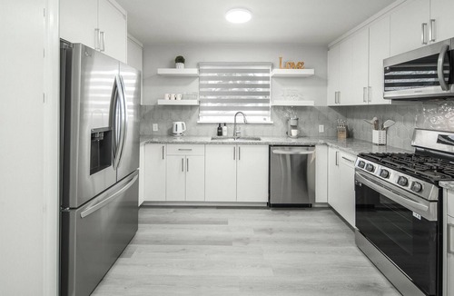 Southwest Calgary House | Newly Renovated Stylish & Romantic Home, 5 minutes to Downtown & Ctrain & 17 Ave