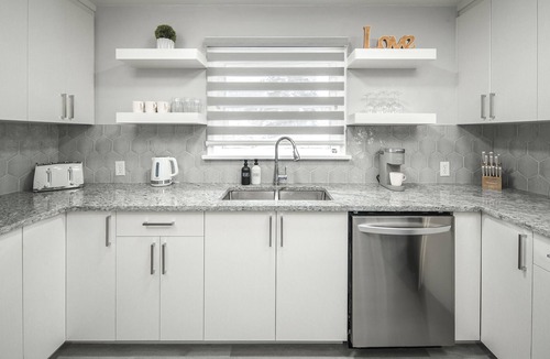 Southwest Calgary House | Newly Renovated Stylish & Romantic Home, 5 minutes to Downtown & Ctrain & 17 Ave