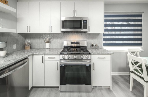 Southwest Calgary House | Newly Renovated Stylish & Romantic Home, 5 minutes to Downtown & Ctrain & 17 Ave